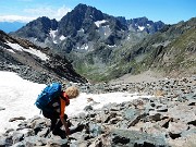 81 Discesa su pietraia con vista in Coca